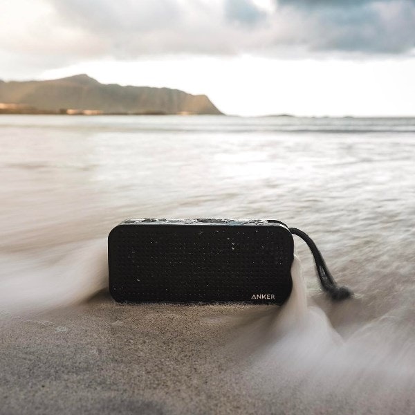 Anker SoundCore Sport XL bluetooth högtalare på stranden
