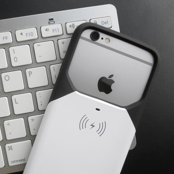 Aircharge iPhone 6/6s MFi Qi trådlöst laddningsskal - Svart-Vit - på tangentbord