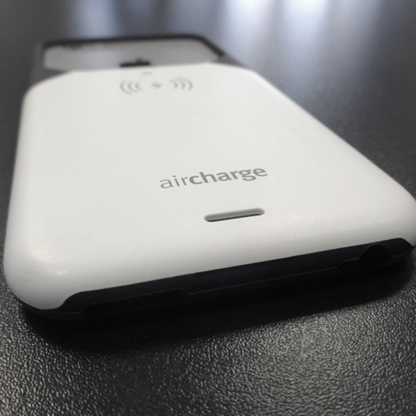 Aircharge iPhone 6 Plus, 6s Plus MFi Qi trådlöst laddningsskal - Svart-Vit - nederkant