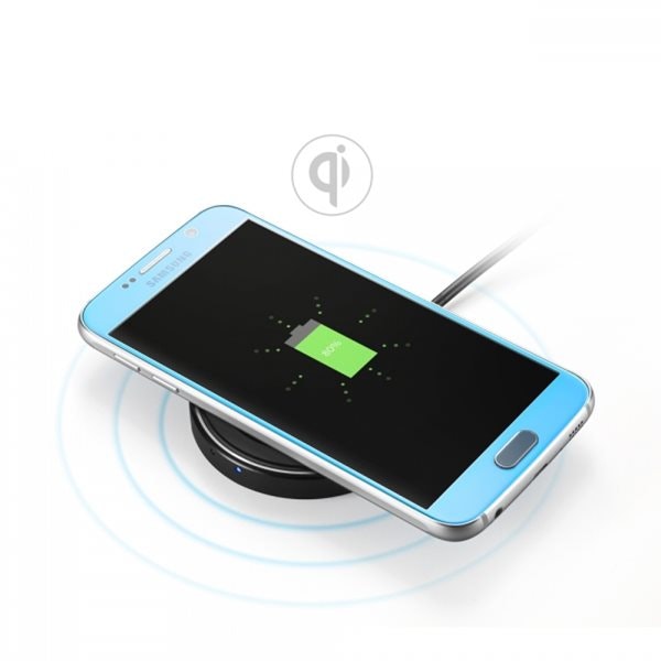 Anker Powerport Qi trådlös mobilladdare som laddar en telefon