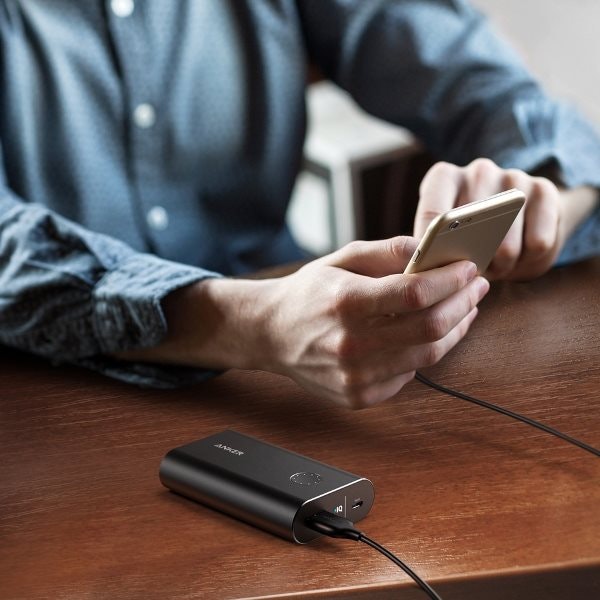 Anker PowerCore+ 10050mAh powerbank med Quick Charge 3.0 på bord laddar telefon