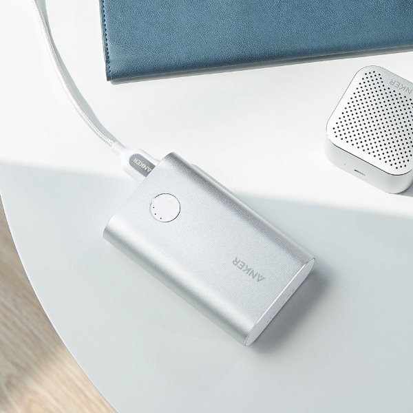 PowerCore plus 10050 QC3 powerbank silver på bord