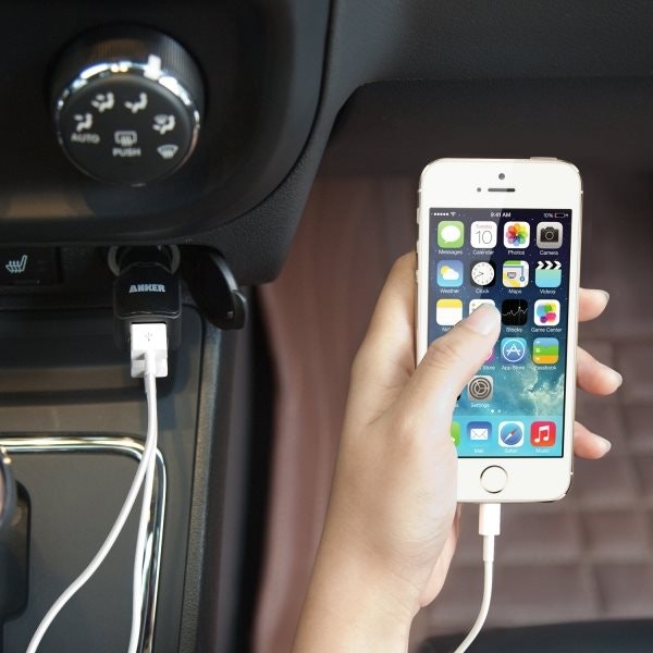 Mobilladdare för bilen, 2 uttag, svart laddar en iPhone