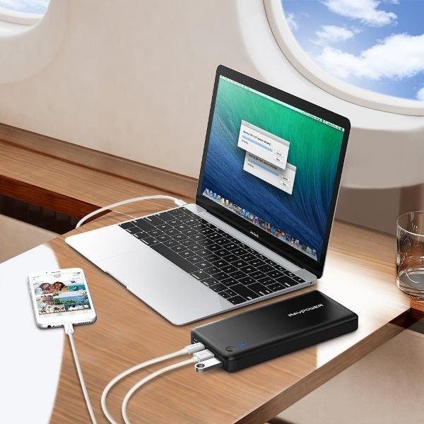 RAVPower 26800mAh 30W Power Delivery Typ-C powerbank laddar en MacBook och iPhone