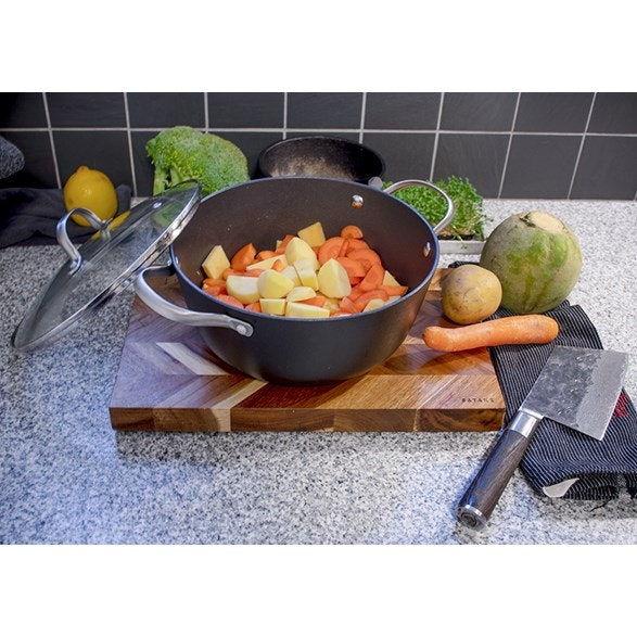 Satake Kastrull Gryta Sauteuse med lock Lättviktsgjutjärn non stick 24 cm 4 liter