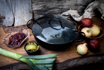 Satake Stek Traktör panna med lock Lättviktsgjutjärn Keramisk non stick 26cm 4 liter. PFAS-fri