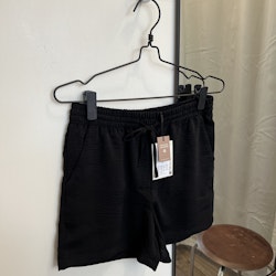 Divya shorts svart