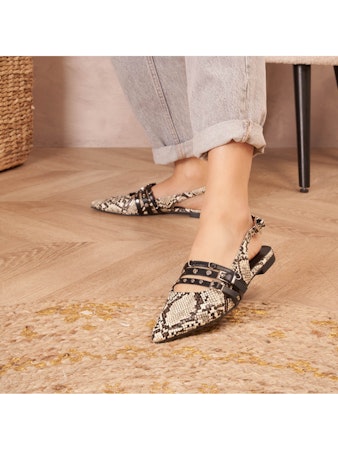 Flat sandals snake