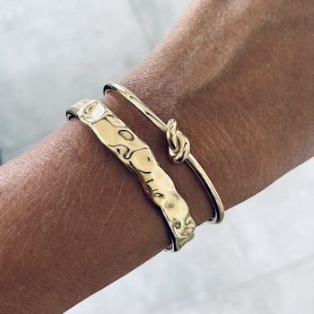 Knot bangle guld