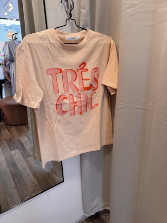 T-shirt tres chic beige