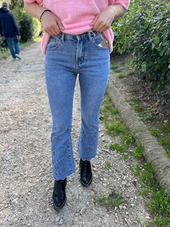 Jeans med broderie anglais