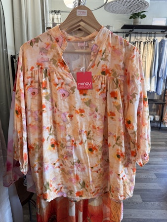 Blommig blus peach