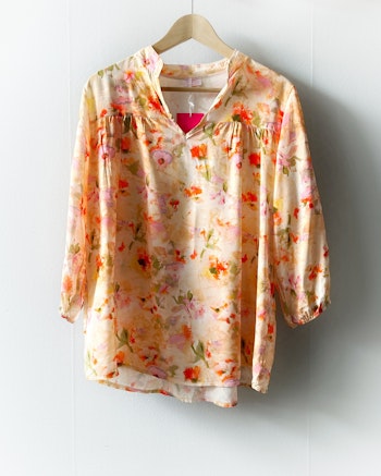 Blommig blus peach