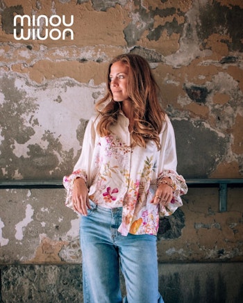 Vit skjortblus med blommor