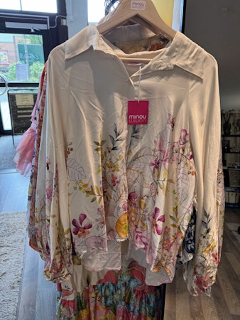 Vit skjortblus med blommor