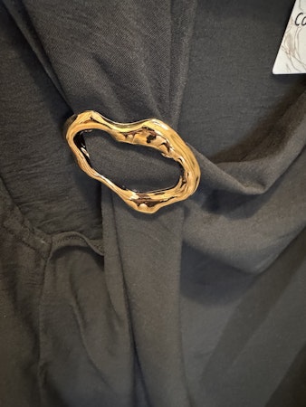 Topp med guldspänne
