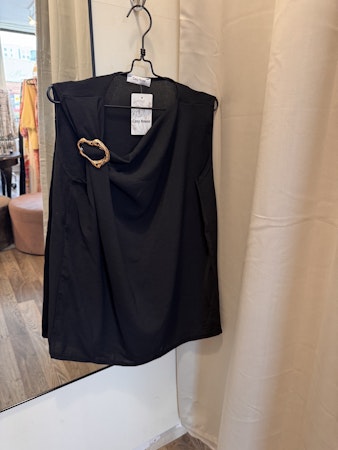 Topp med guldspänne