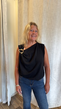 Topp med guldspänne