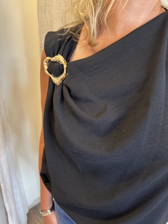 Topp med guldspänne