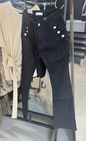 Folyrose flarejeans svart med knappar