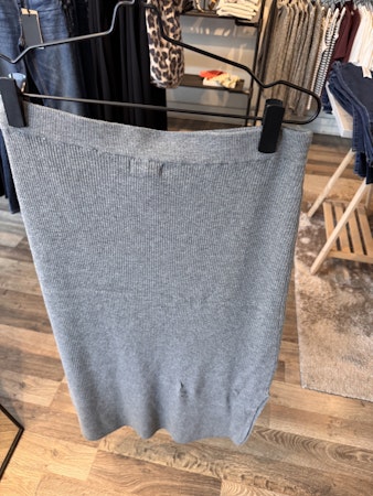 Prime stickad kjol grå