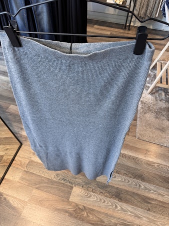 Prime stickad kjol grå