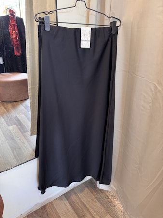 Nelly satinkjol svart