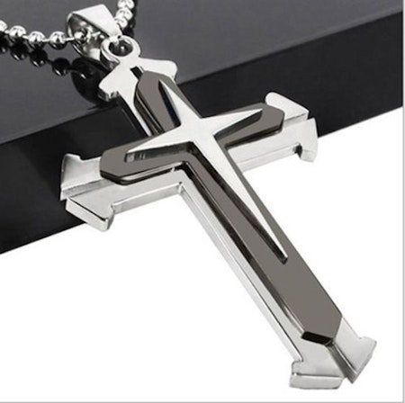 Kors i silver och svart. Rostfritt stål med halskedja.4.8 cm*3 cm L: 45 cm