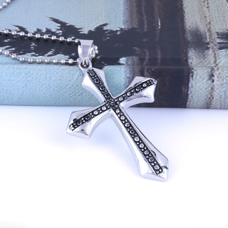 Kors i silver och svart. ca 6.1 cm * 4.2 cm. Rostfritt stål med halskedja.