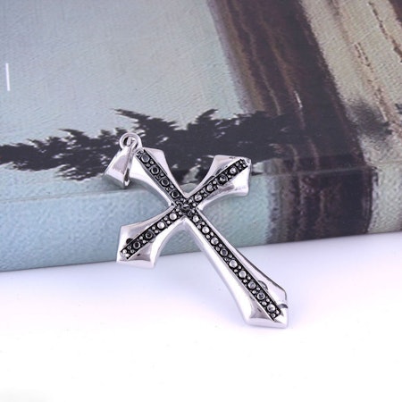 Kors i silver och svart. ca 6.1 cm * 4.2 cm. Rostfritt stål med halskedja.