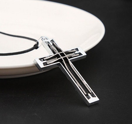 Kors i silver/svart.Rostfritt stål med Läderband:ca 6.5 cm*3.9 cm.L ca: 48 cm