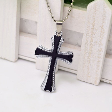 Kors i silver och svart.Rostfritt stål med halskedja.ca5.0 cm*3.0 cm L ca:50 cm