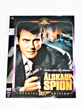 James Bond "Älskade Spion"svensk text,Skiva och omslag normalt skick.