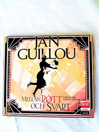 Jan Guillou "Mellan Rött och Svart" mycket bra skick begagnad.