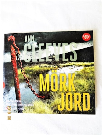 Ann Cleeves "Mörk Jord" mycket bra skick begagnad.