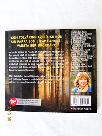 Nora Roberts "Förföljaren" mycket bra skick begagnad.