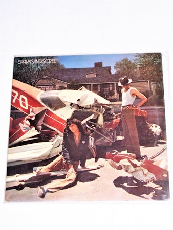 SPARKS Indiscreet.Albumet släpptes i  oktober 1975.