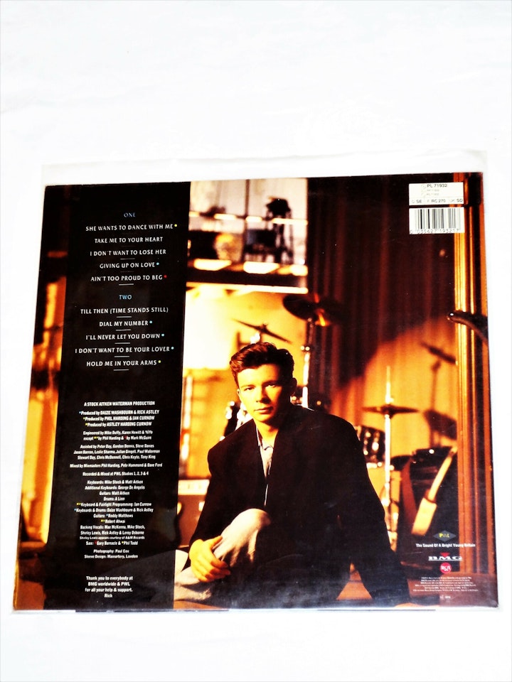 Rick Astley "Hold Me In Your Arms"släppt 28 november 1988.