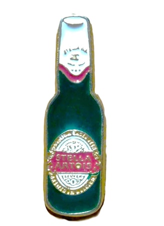 Stella Artois öl bryggeri Belgien. Mått: 0.9 x 2.9 cm.