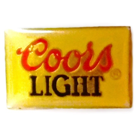 Coors Light öl U.S.A. Mått 2.3 x 1.5 cm.Butterfly clutch/pinslås.