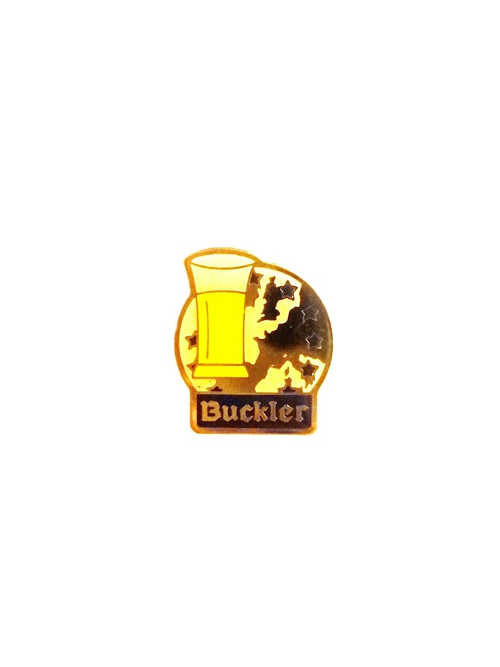 Buckler öl Belgien Pin. Mått 2.6 x 3.2 cm.Butterfly clutch/pinslås.