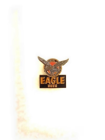 Eagle Beer England Mått: ca 3.2 x 3.2 cm.Butterfly clutch/pinslås.