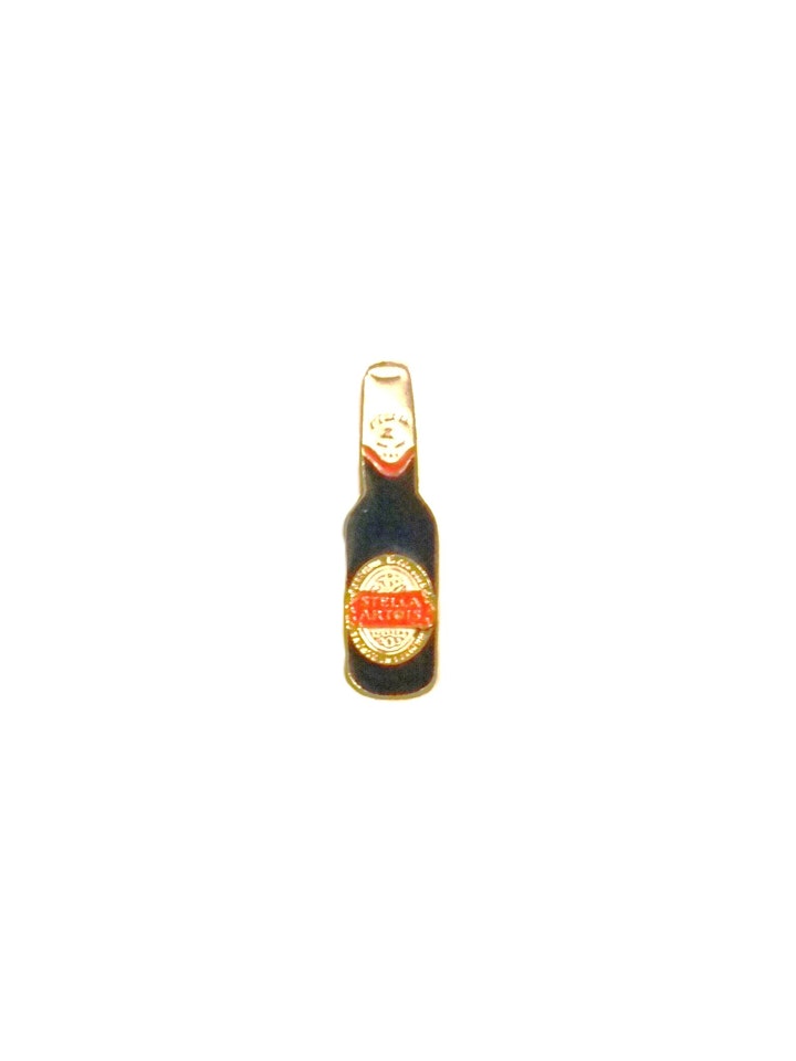 Stella Artois öl bryggeri Belgien. Mått: 0.9 x 2.9 cm.