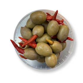 Stora gröna oliver fyllda med röd peppar