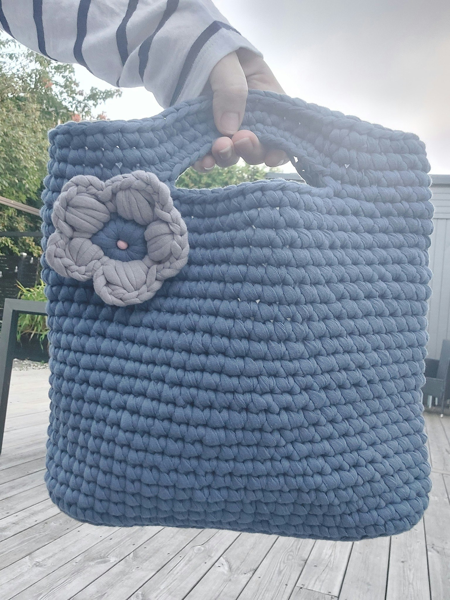 Virkat Blå väska med blomma