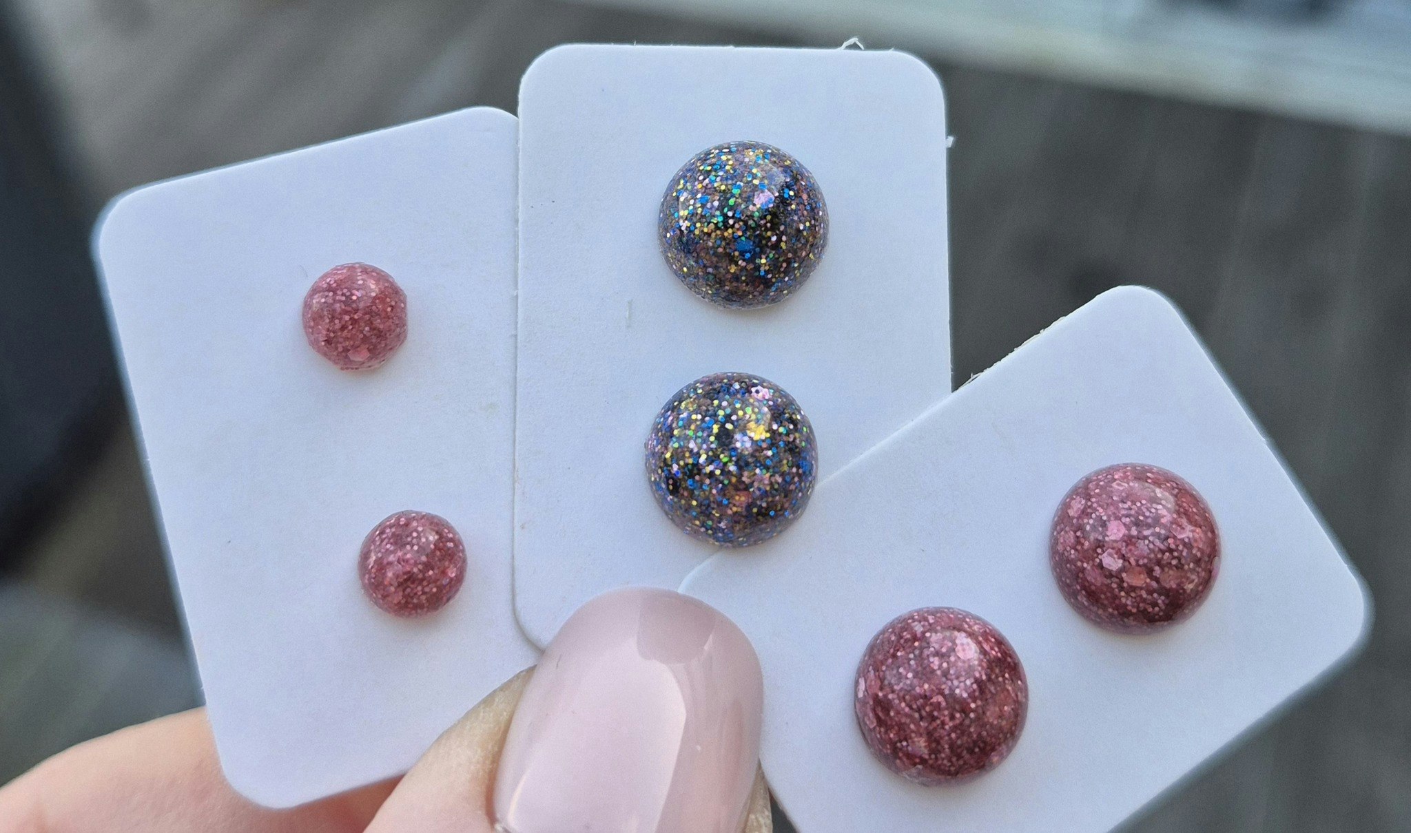 Örhänge Studs glitter grå