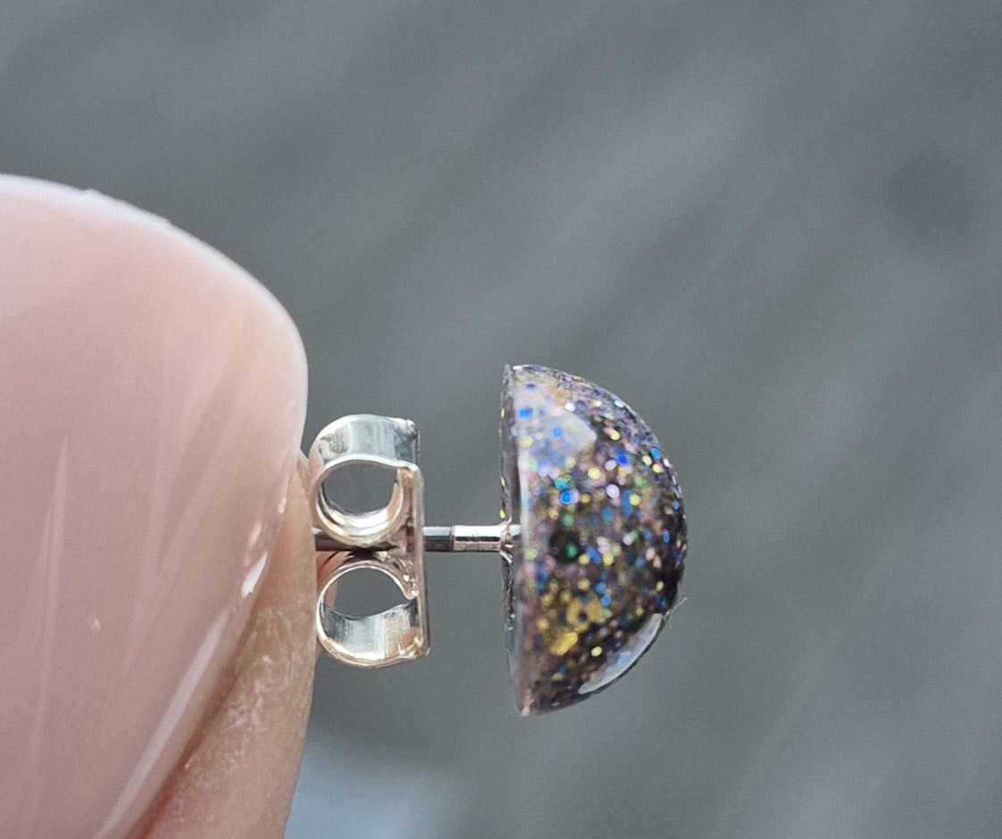 Örhänge Studs glitter grå