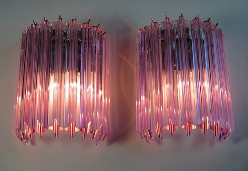 Ett par Murano vägglampor varje med 9st prismor rosa