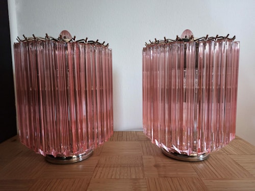 Ett par rosa Quadriedri bordslampor med varje 24st prismor