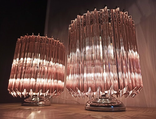 Ett par rosa Quadriedri bordslampor med varje 24st prismor
